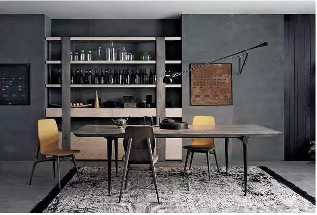 装修房屋 英语-我的爸爸现在自由工作者，在帮别人搞装修，他都是在家等消息。用英语怎么说？