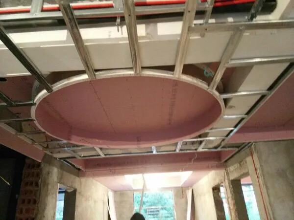 先吊顶先刷墙还是墙漆-吊顶乳胶漆跟墙面乳胶漆一样吗？